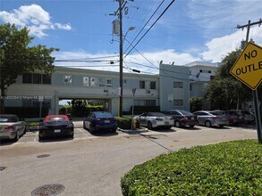 Building Photo - 2250 Bay Dr