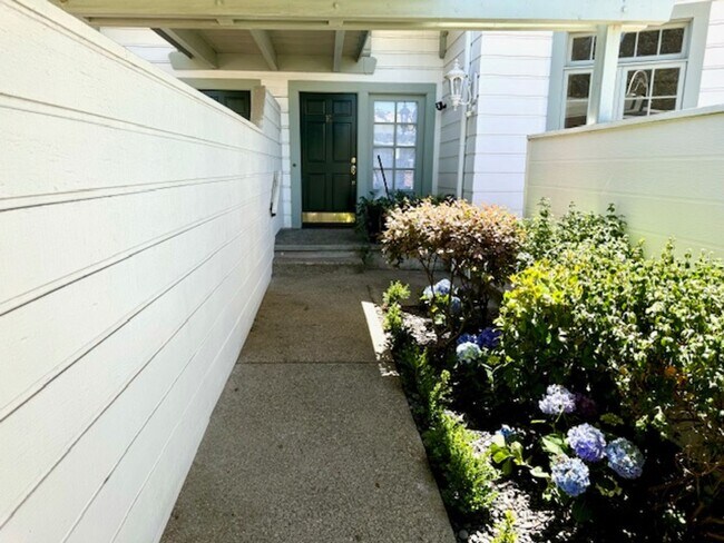 Foto del edificio - Tri-level townhome in highly desirable Dia...