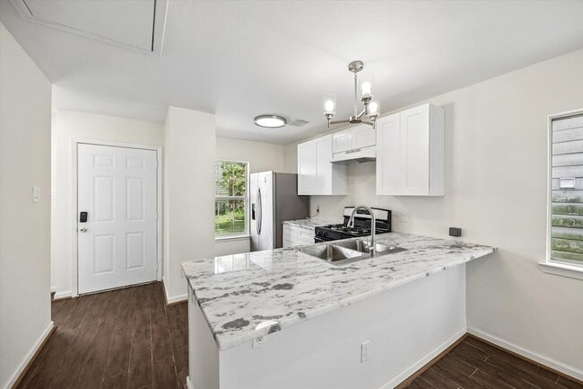 Foto del edificio - 6106 Settlers Lake Cir E
