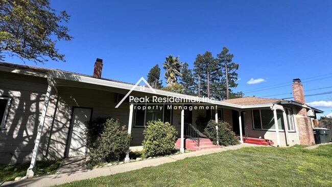 Foto del edificio - Charming Arden Area 2bd/1ba Duplex!