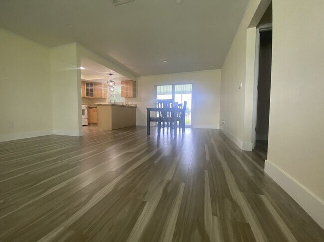 Building Photo - 525 SE 11th Ct