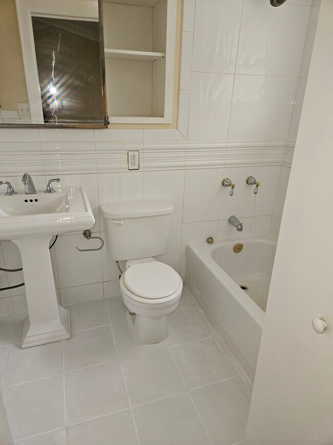 Building Photo - 8602 Twin Lakes Blvd