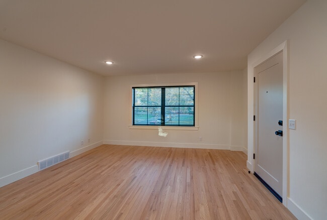 Building Photo - 405 Presidential Ln