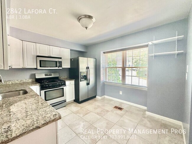 Building Photo - Spacious & Sophisticated Merrifield Townho...