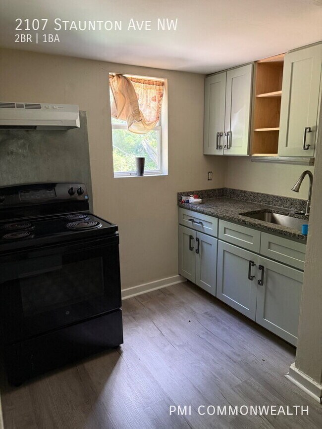 Foto del edificio - 2107 Staunton Ave NW