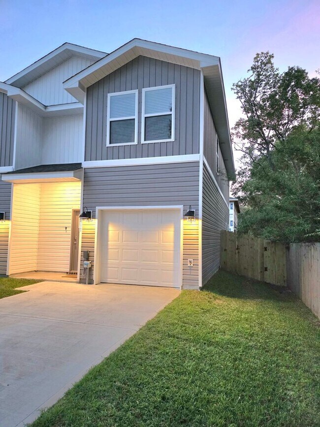 Foto del edificio - 3-bedroom, 2.5-bath Townhome in one of Pen...