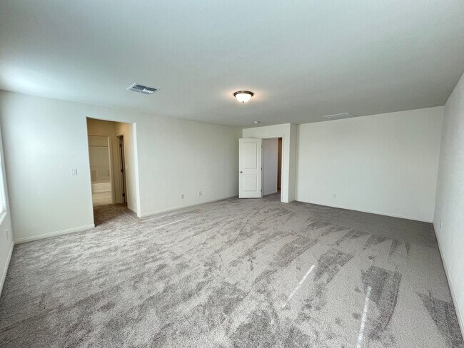 Foto del edificio - BRAND-NEW NEVER LIVED-IN 5 BEDROOM 3 BATHS...