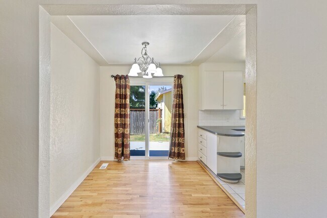 Foto del edificio - Eastside Charmer with 3 bedrooms 1.75 bath...