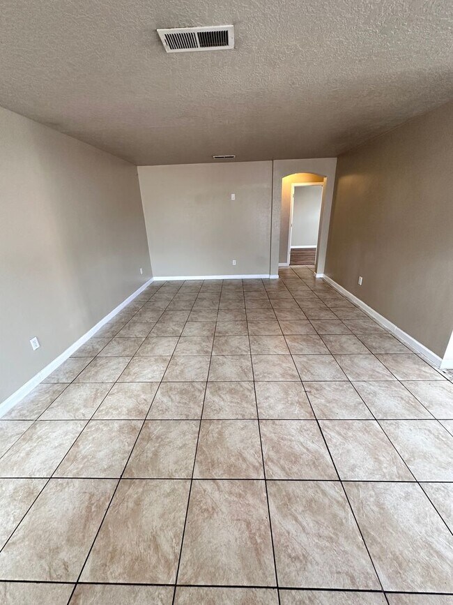 Foto del edificio - 3 Bedroom 2 Bathroom with 2 Car Garage