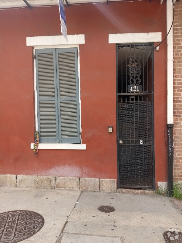Building Photo - 421 Burgundy St