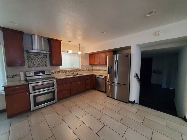 Building Photo - 4 Bed/2.5 Bath Single Family Home Located ...