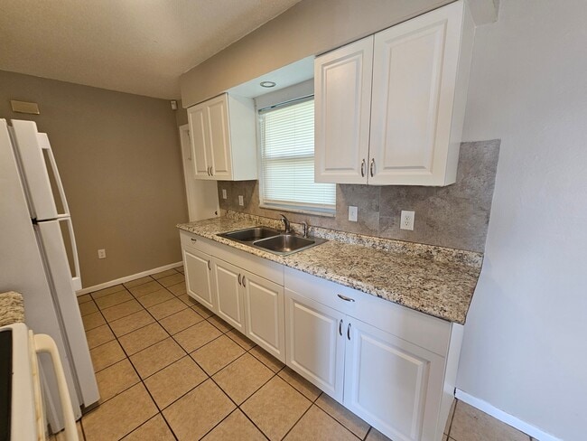 Building Photo - 4719 Manatee Dr