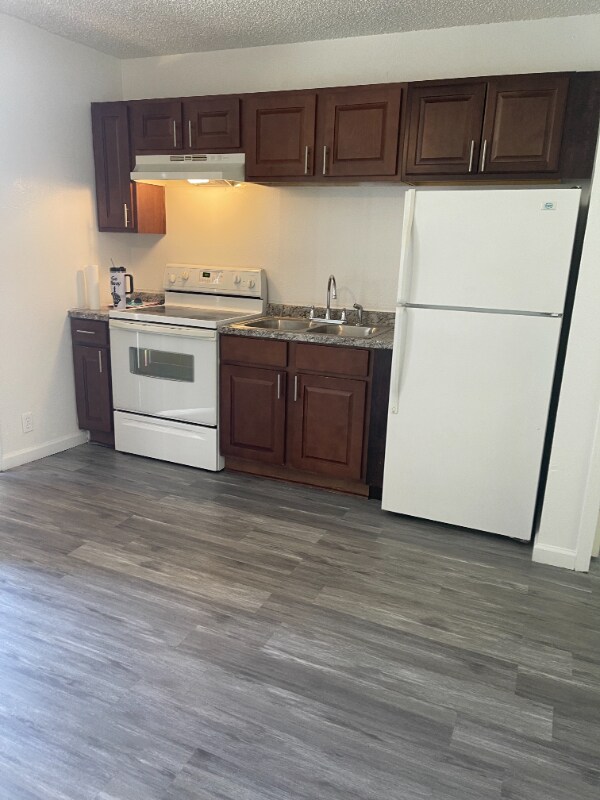 Primary Photo - 220 W 9th St