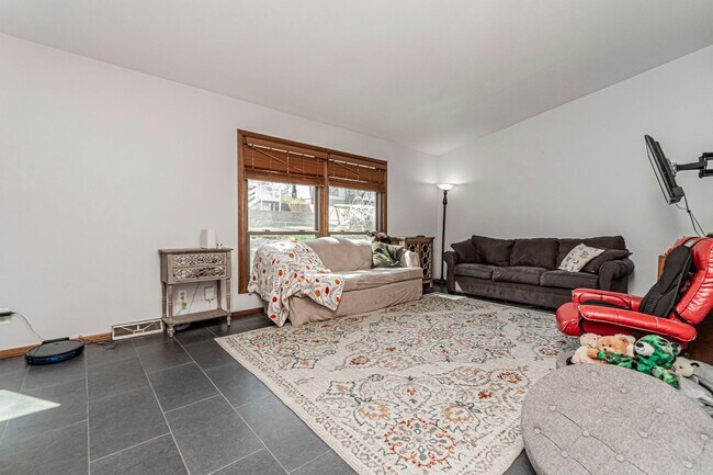 Foto del edificio - Please View 3D Virtual Walk-Through Before Scheduling a Showing