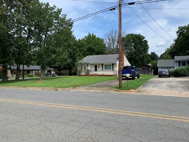 Foto del edificio - 3 BED, 1 BATH HOME IN GREYSTONE AREA, $1550 MONTH, $1550 DEPOSIT