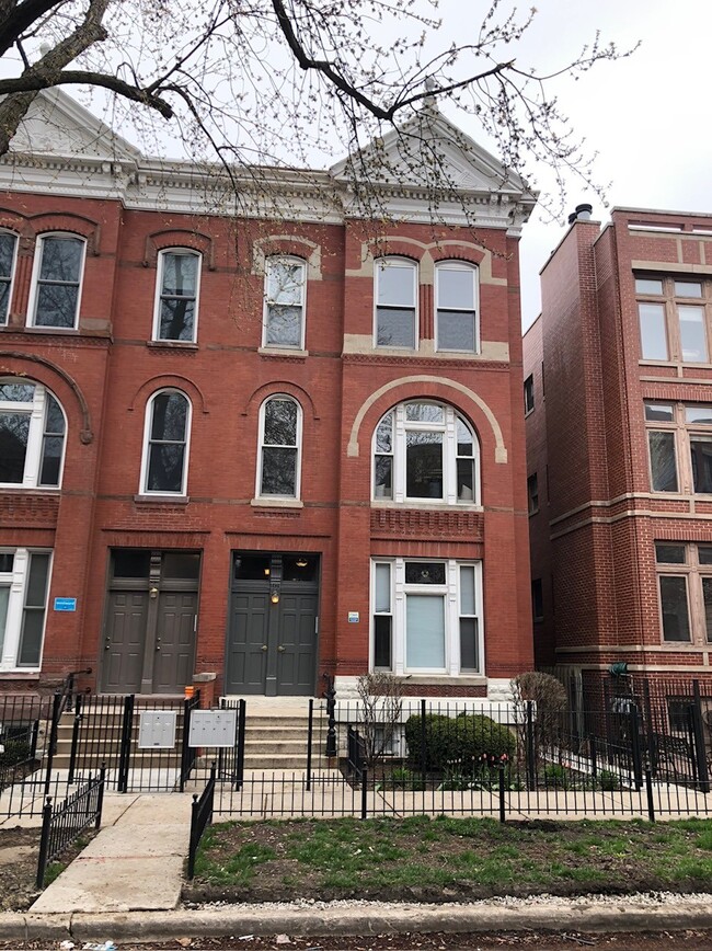 Foto del edificio - 1323 N Wicker Park Ave