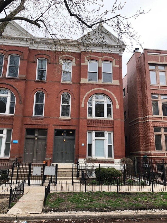 Building Photo - 1323 N Wicker Park Ave