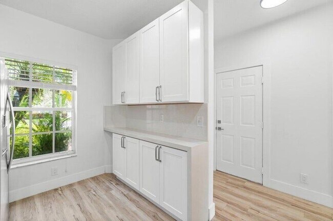 Foto del edificio - 6427 Park Lake Cir