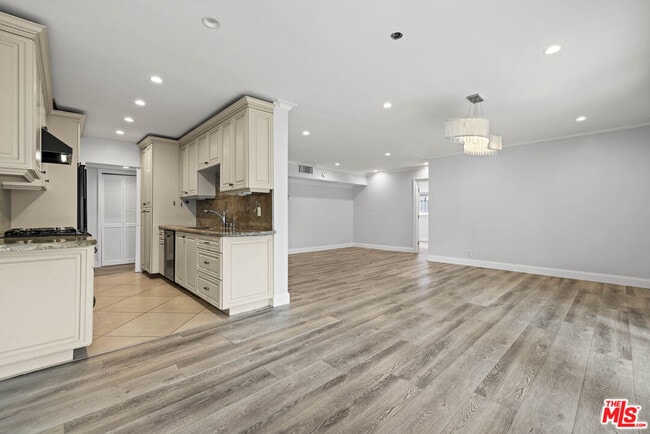 Building Photo - 423 Rexford Dr