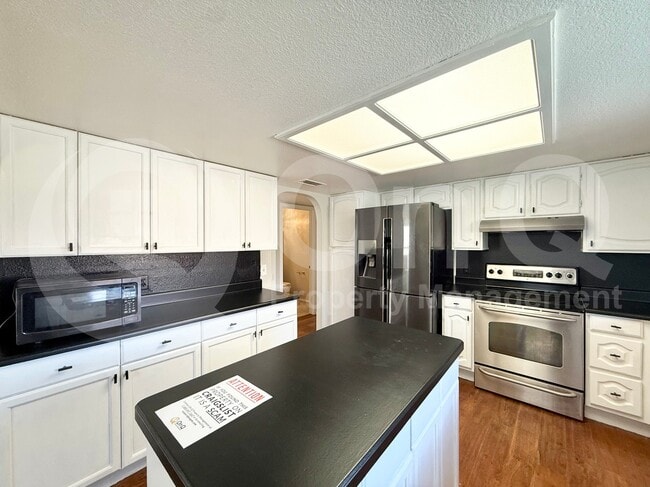 Building Photo - 1220 W Sea Crest Dr