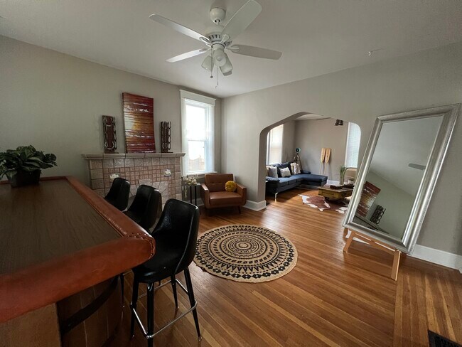 Amplia sala de estar - 3767 Andrew Ave