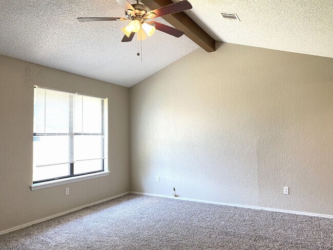 Foto del edificio - Great Home in Moore Schools ~ Close & Convenient to Highways & Shopping! - COMING SOON!