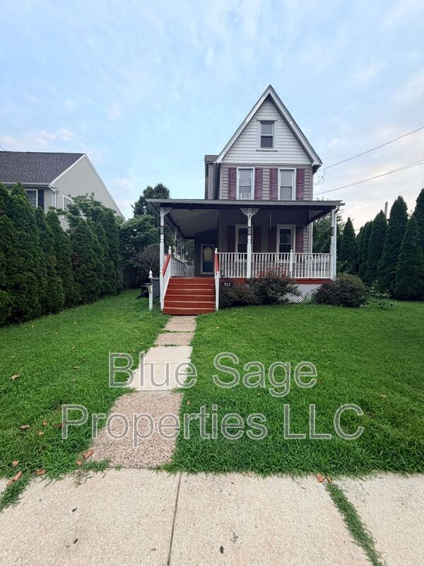 Building Photo - 913 8th Ave