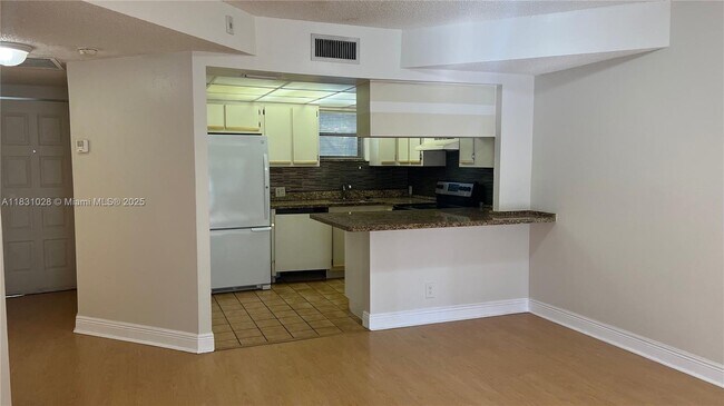 Foto del edificio - 8290 Lake Dr