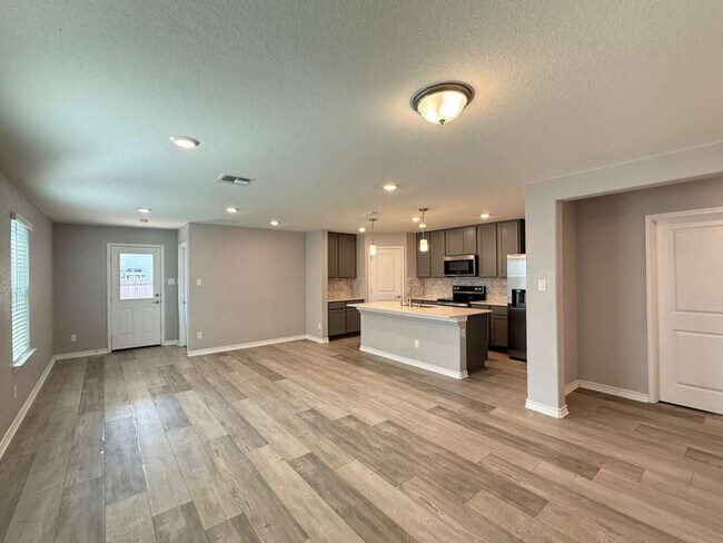 Building Photo - 323 Deer Crest Dr