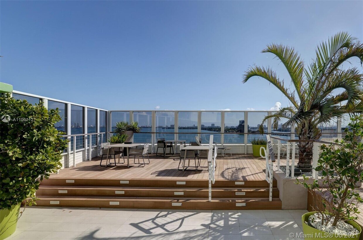 Primary Photo - 1756 Bayshore Dr