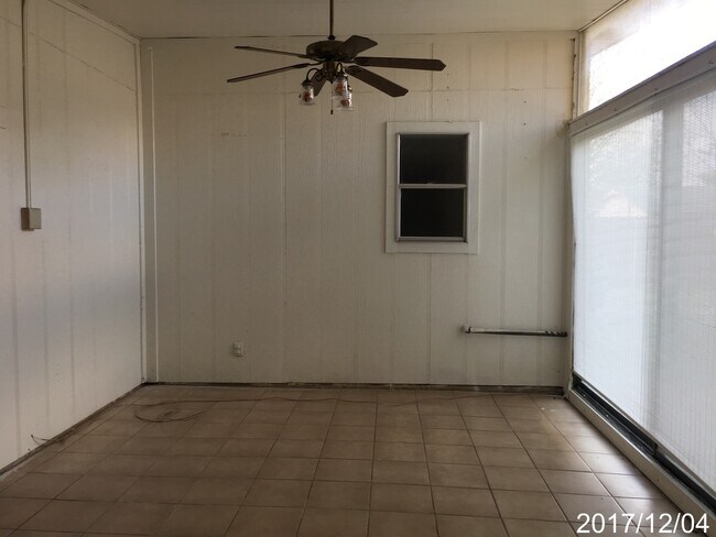 Building Photo - Cute 3/2 Home Available for Immediate Move In!