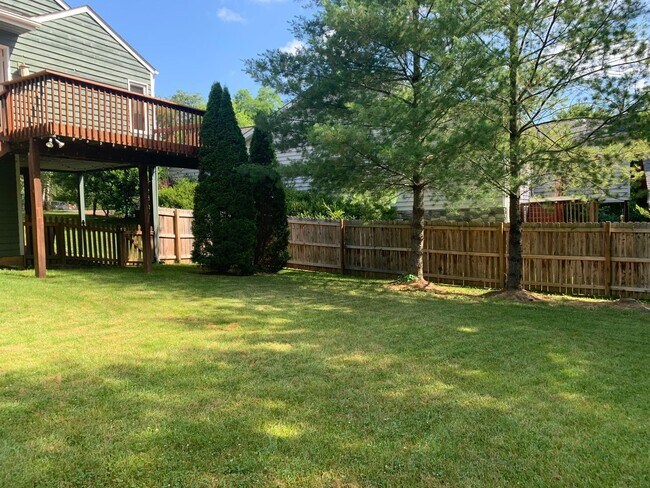 Building Photo - 1100 Cottonwood Dr