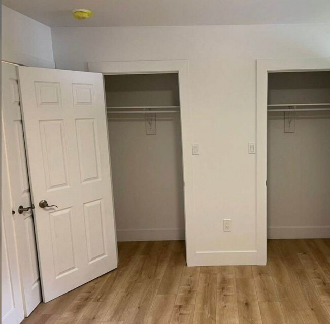 Building Photo - 2-Bedroom 1 bathroom Modern Rental -264 Ne...