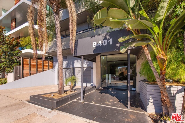 Foto del edificio - 8401 Fountain Ave