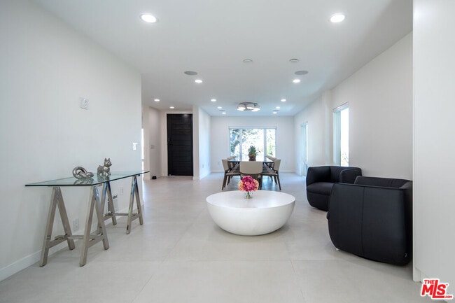 Foto del edificio - 9432 Oakmore Rd