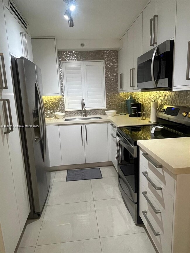 Building Photo - 1700 NW N River Dr