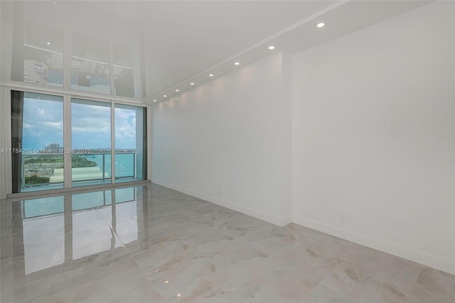 Building Photo - 100 Bayview Dr