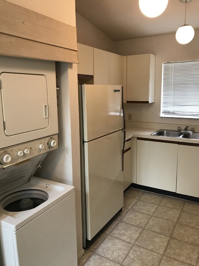 Building Photo - Annual One Bedroom, One Bath Condo Located...