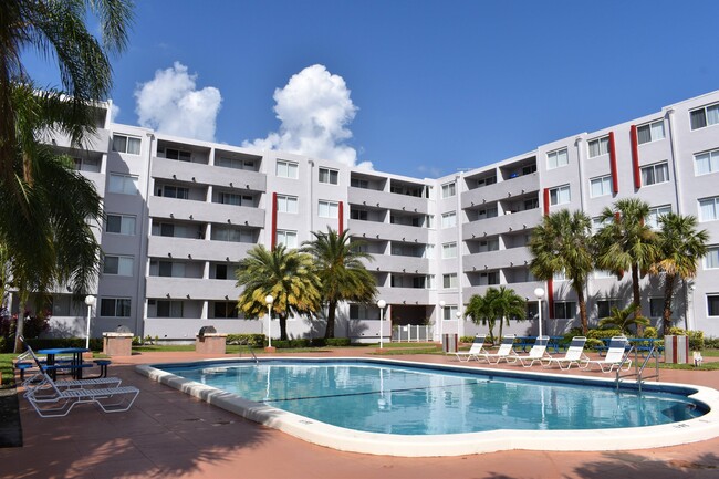 Relájate en el área de la piscina - Suncoast Place Apartments