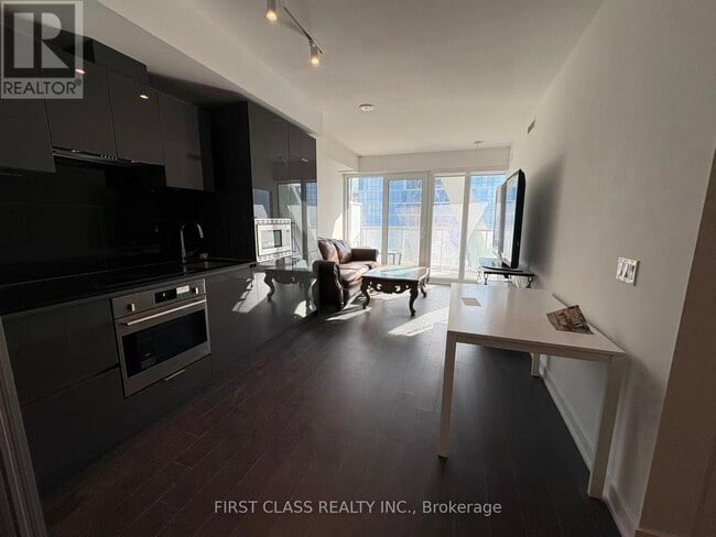 Building Photo - 230 Simcoe St