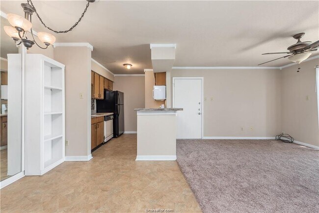 Foto del edificio - 904 University Oaks Blvd