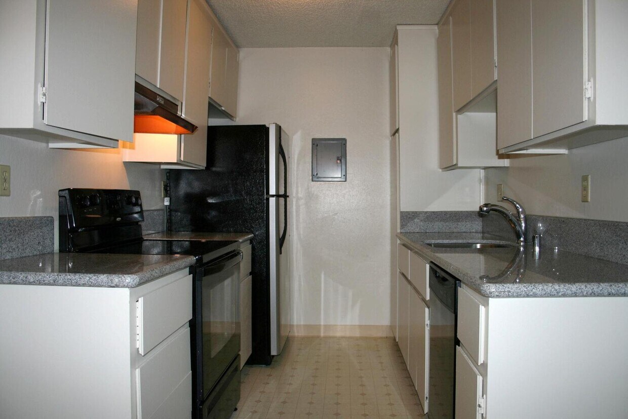 Foto principal - Updated Top Floor Corner Unit-Community Po...