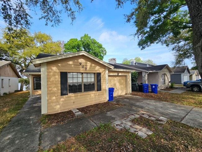 Building Photo - 907 Buttercup Dr