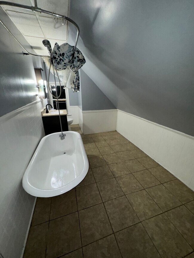 Foto del edificio - Beautiful 2 Bed 1 Bath APARTMENT PENDING