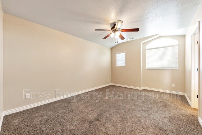 Foto del edificio - 956 N Rainbow Dr