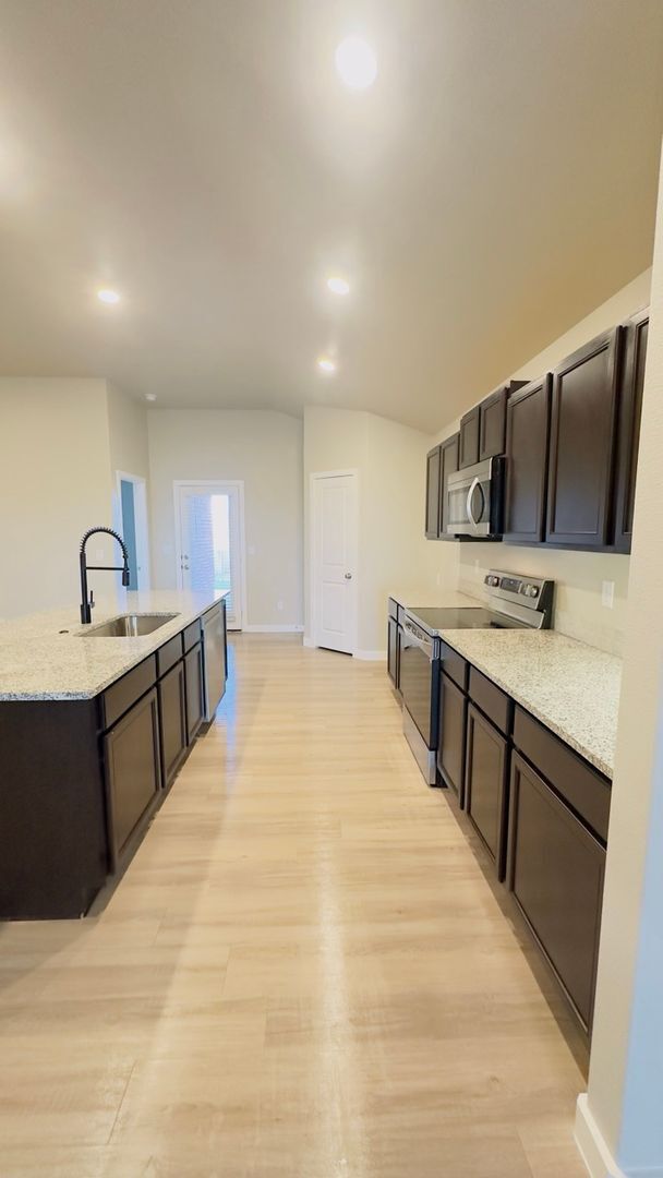 Foto del edificio - New Beginnings Start at AMRR: 3 Bedroom available in April!