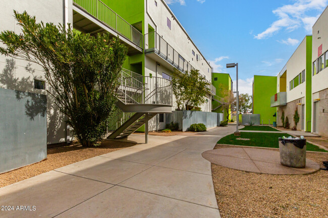 Building Photo - 1111 W University Dr
