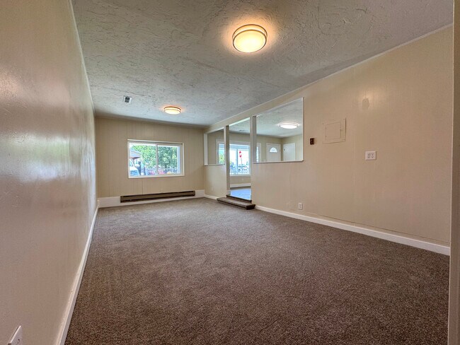 Building Photo - 496 N 70 W