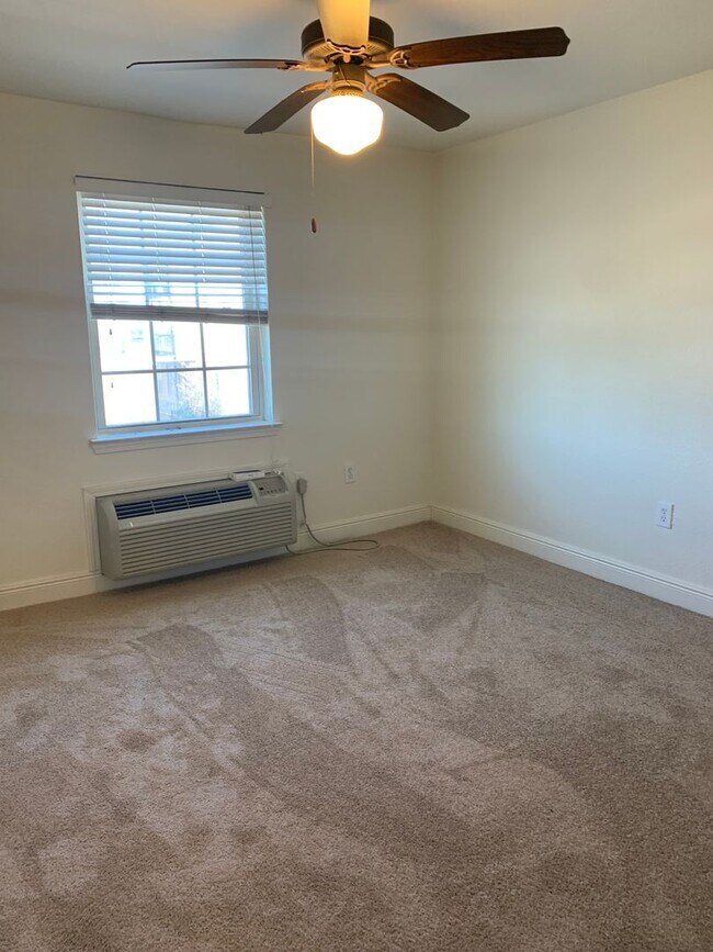 Foto del edificio - Move in ready for fall semester... free rent!