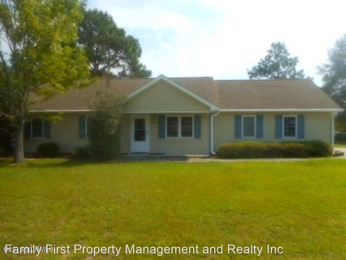3 br, 2 bath House 312 Foxtrace Lane House Rental in Hubert, NC